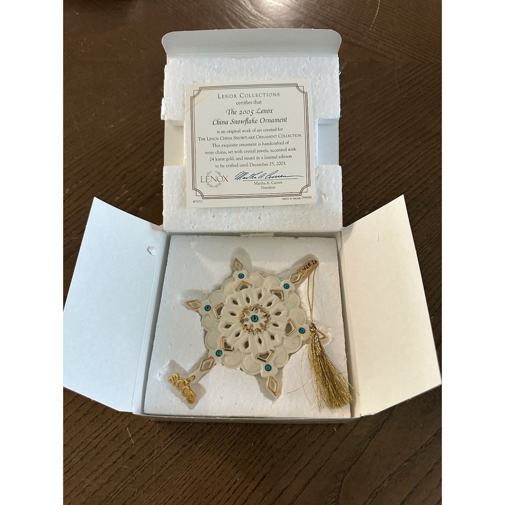 Lenox 2005 Snowflake Ornament 24 Karat Gold - Picture 3 of 5